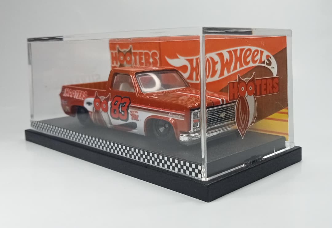 Hot Wheels Custom 83 Silverado Hooters Edition Orange Mandarin Ver1 1 of 1 /RR