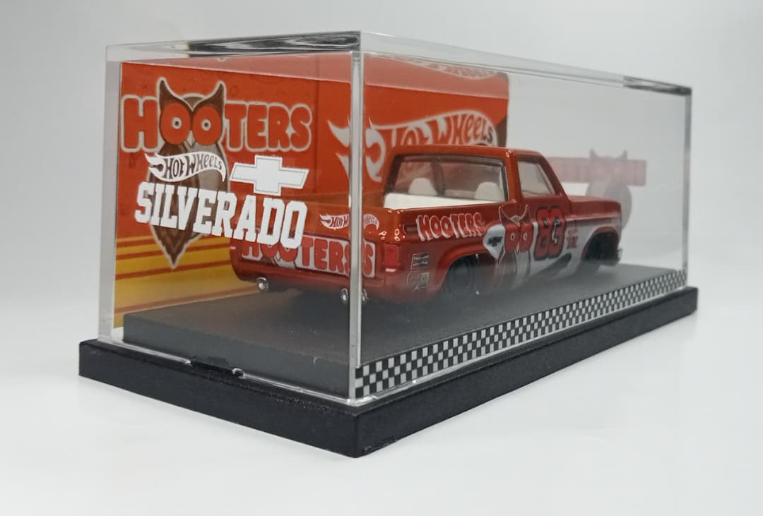 Hot Wheels Custom 83 Silverado Hooters Edition Orange Mandarin Ver1 1 of 1 /RR