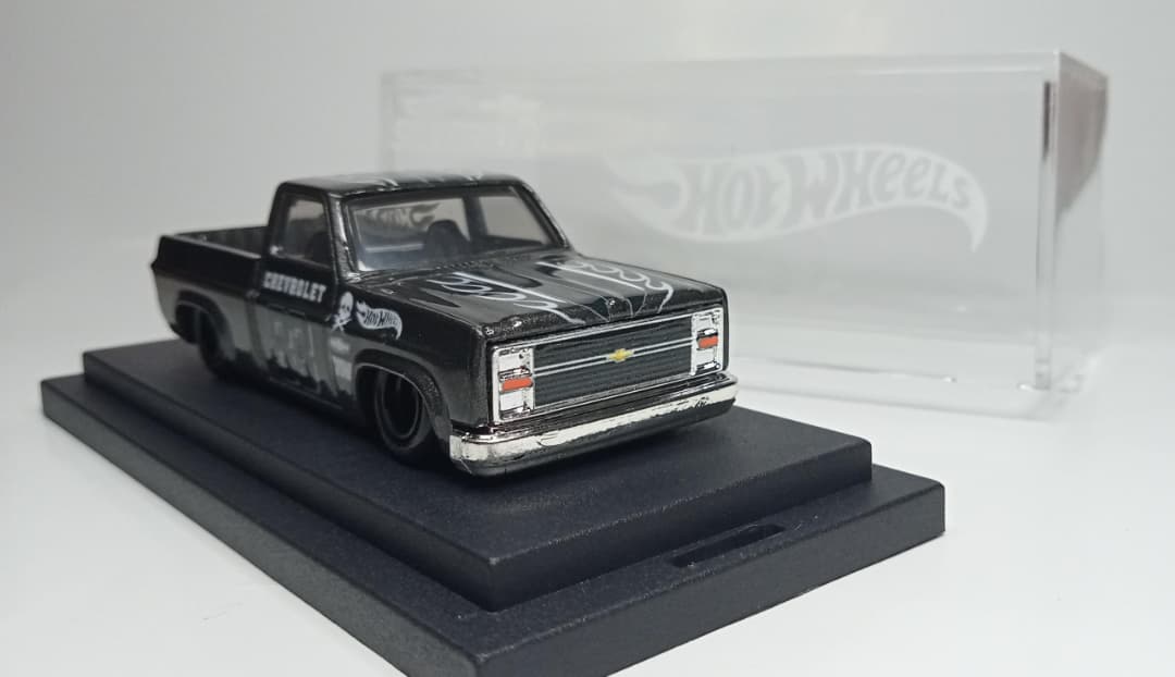 Hot Wheels Custom 83 Silverado BlackSkull Edition / Real Rider / 1 of 1